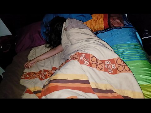 ❤️ सौतेनी आमा सुतेको बेला आफ्नी जवान सौतेनी आमालाई पिट्दै। गुदा अश्लील ❌